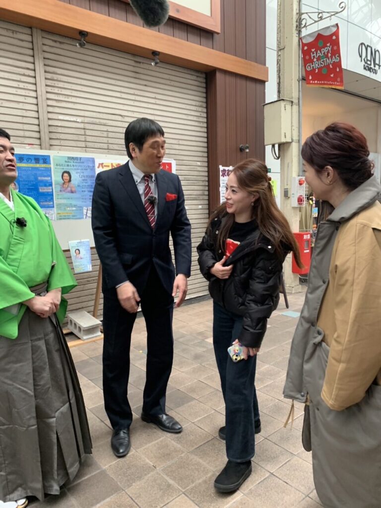 テレQテレビ放送。インタビューを受ける元宝塚歌劇団の式部いろは。ものまね芸人ほいけんた。すえひろがりず