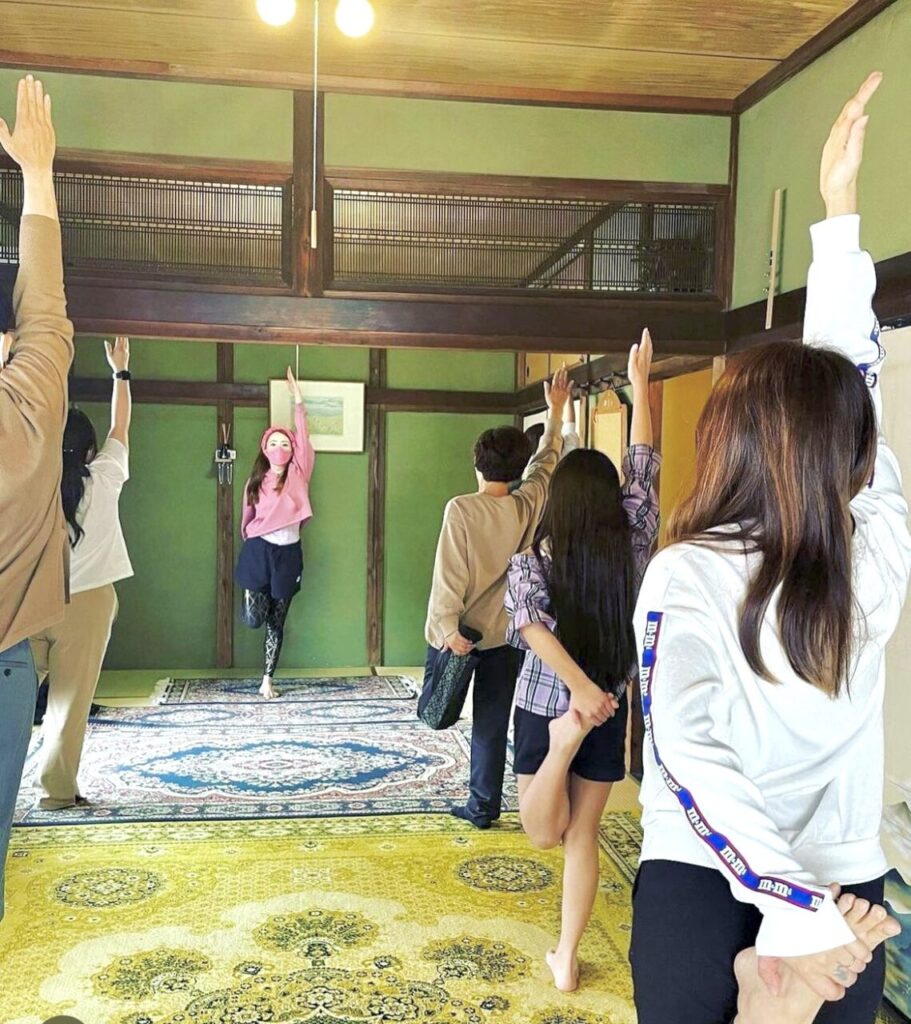 戸畑区いぬまる商店。元宝塚式部いろはのトーク混じりのおもしろいヨガ。いろはヨガ