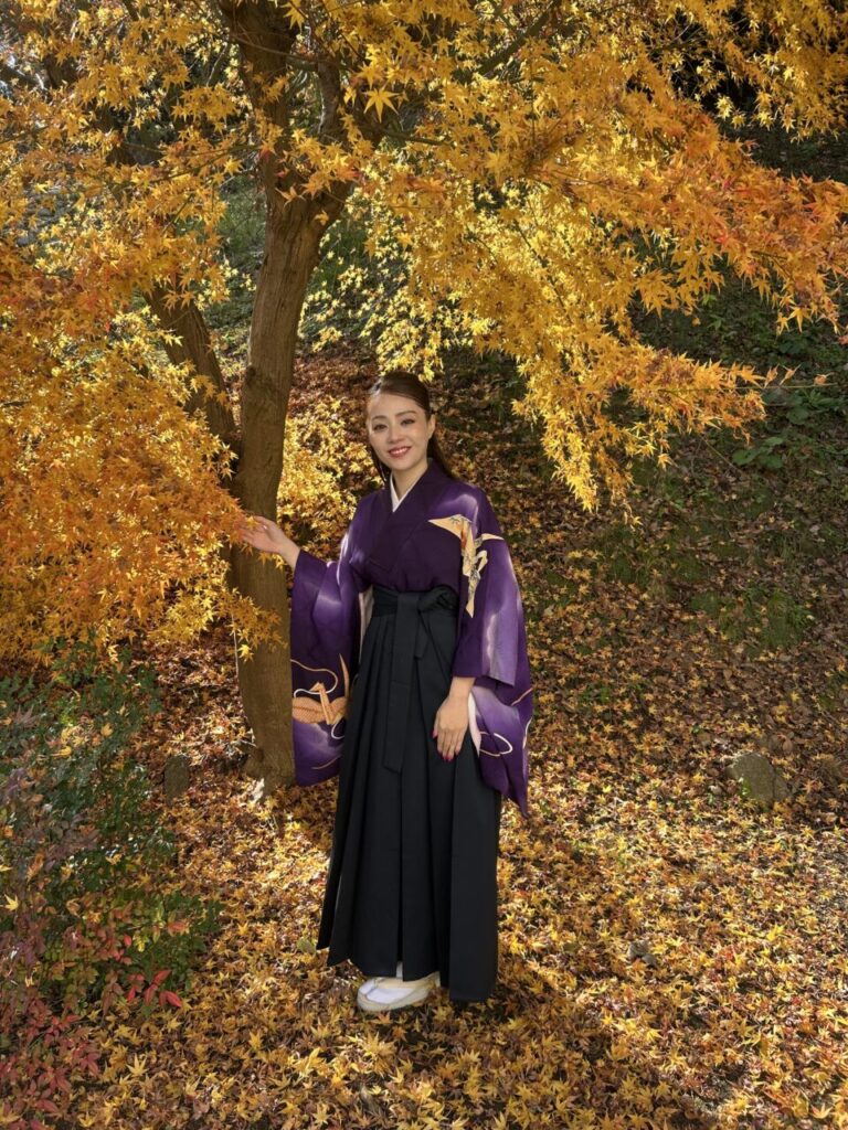 袴姿の元宝塚歌劇団式部いろは。福岡県北九州市ヨガインストラクター