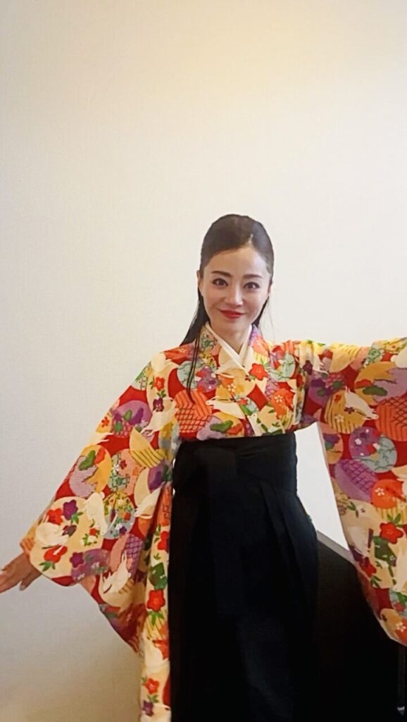 直方青年会議所新春挨拶会懇親会のアトラクション元宝塚歌劇団式部いろは。谷村新司の昴を歌う