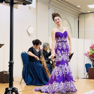 国際ソロプチミスト北九州一東主催イベントで歌う元宝塚歌劇団式部いろは、竹チェロ・竹バイオリン