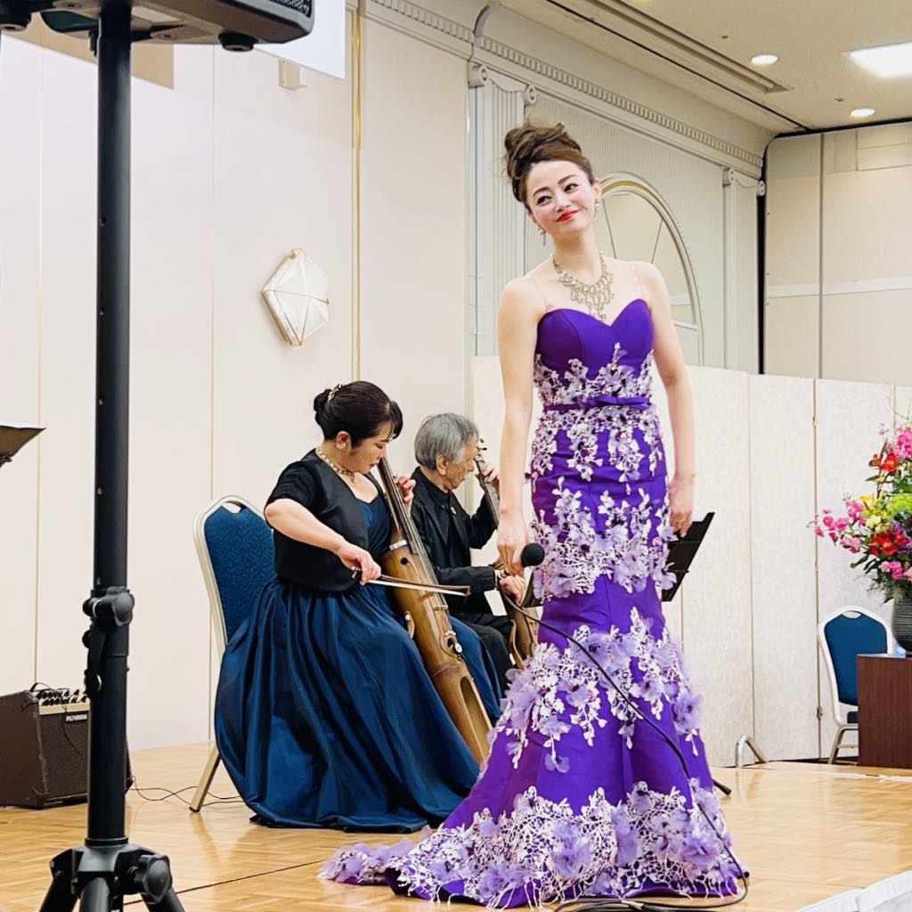国際ソロプチミスト北九州一東主催イベントで歌う元宝塚歌劇団式部いろは、竹チェロ・竹バイオリン